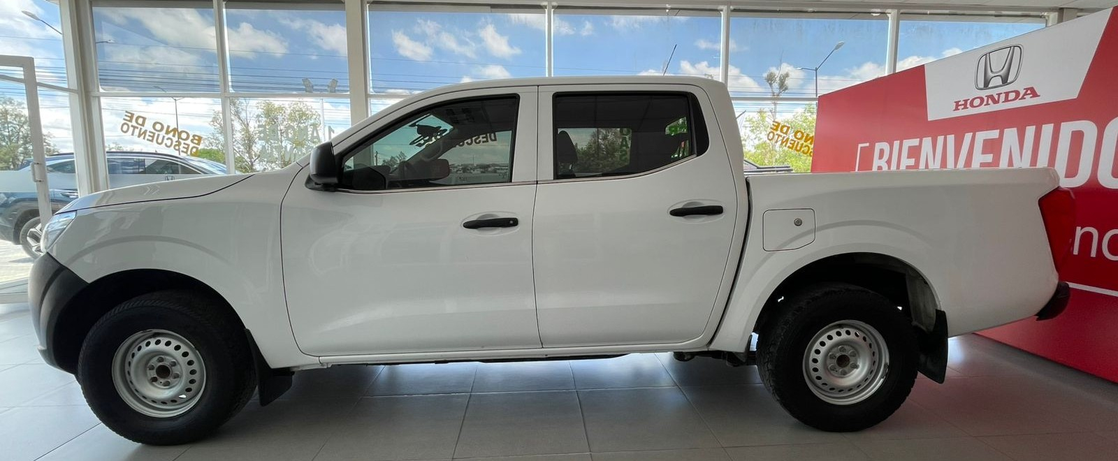 Nissan Comerciales NP300 Lateral izquierdo 5