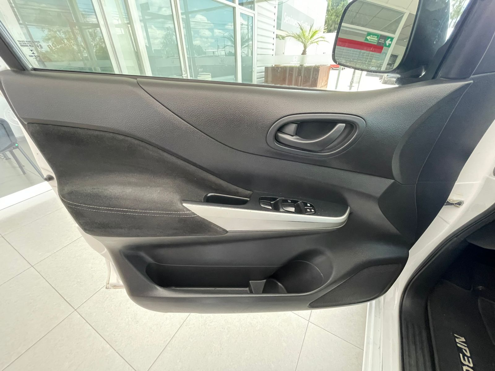Nissan Comerciales NP300 Lateral izquierdo 17