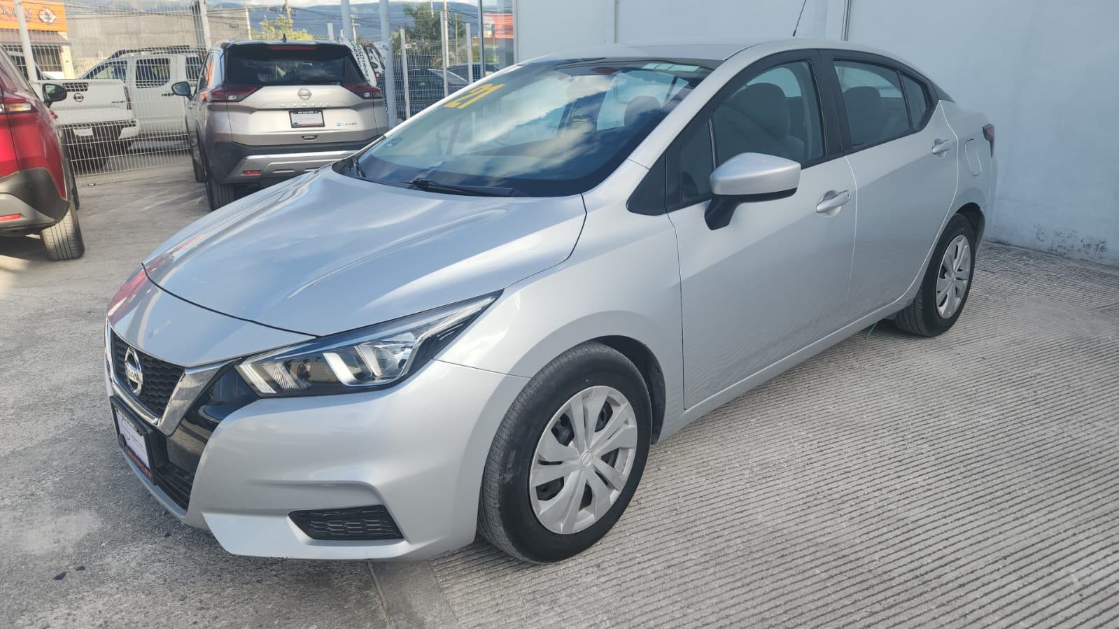 Nissan Versa Lateral izquierdo 8