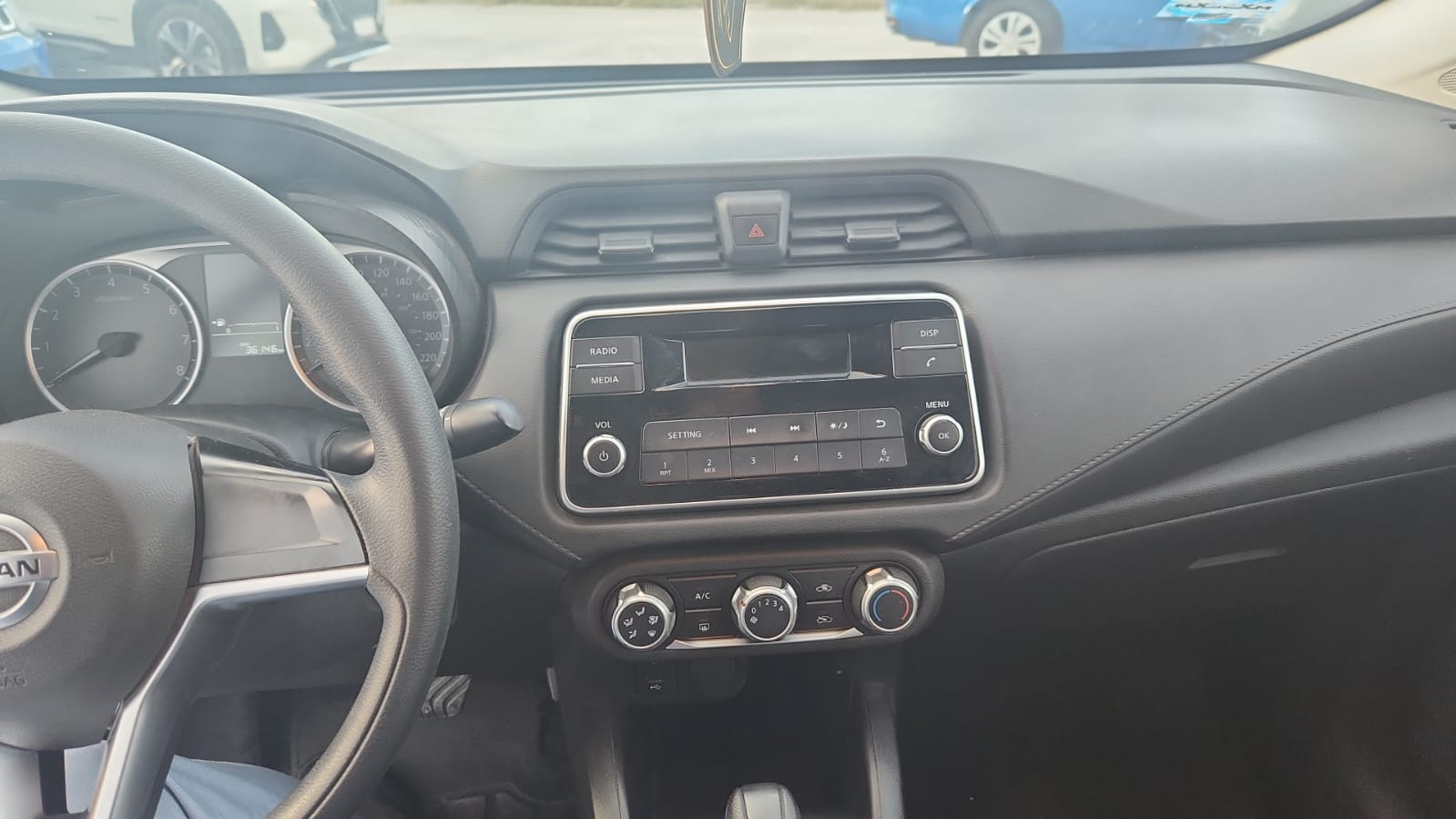 Nissan Versa Lateral izquierdo 11