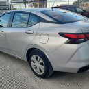 Nissan Versa Lateral izquierdo 12