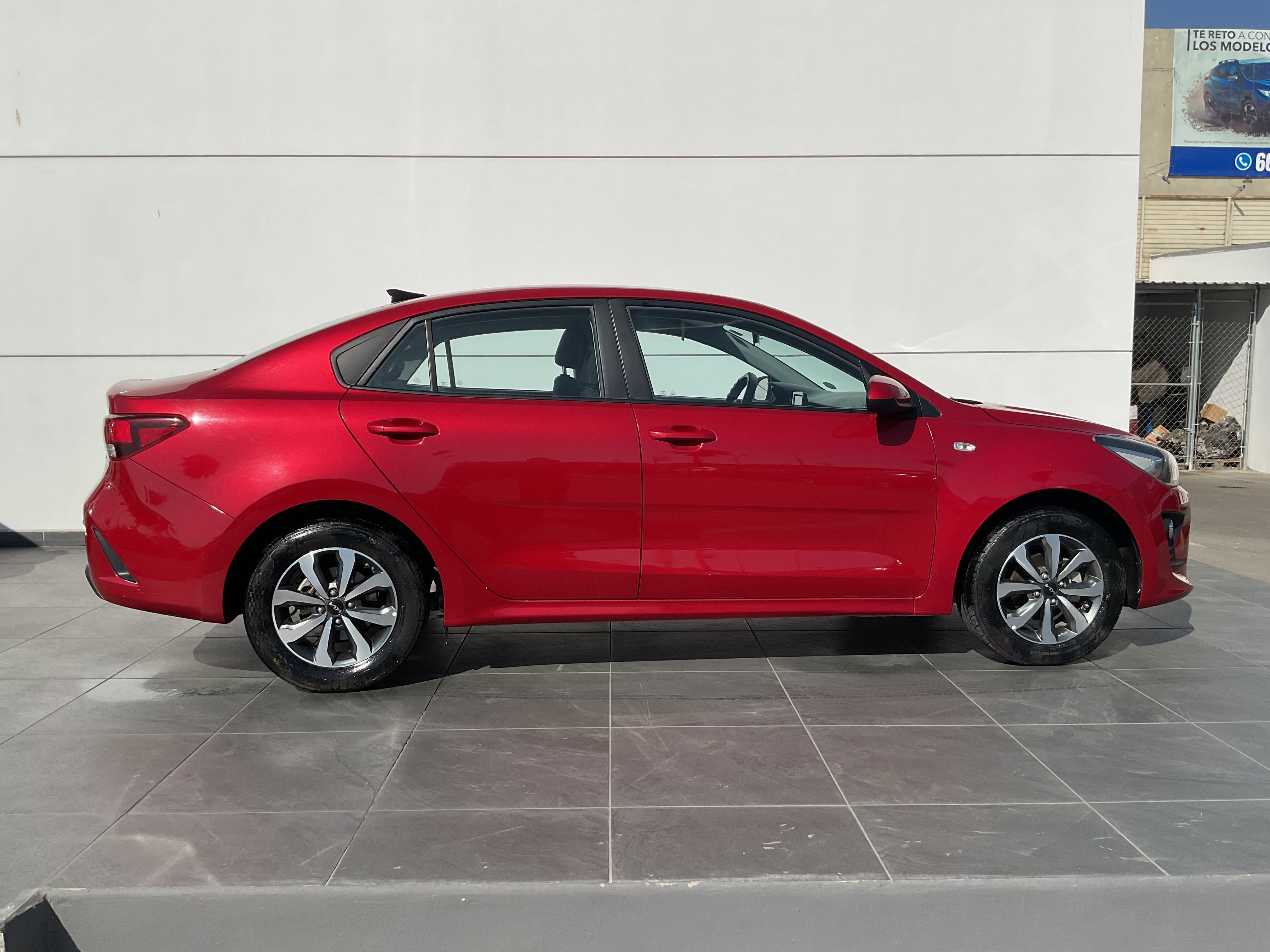 KIA KIA RIO SEDAN Lateral izquierdo 7