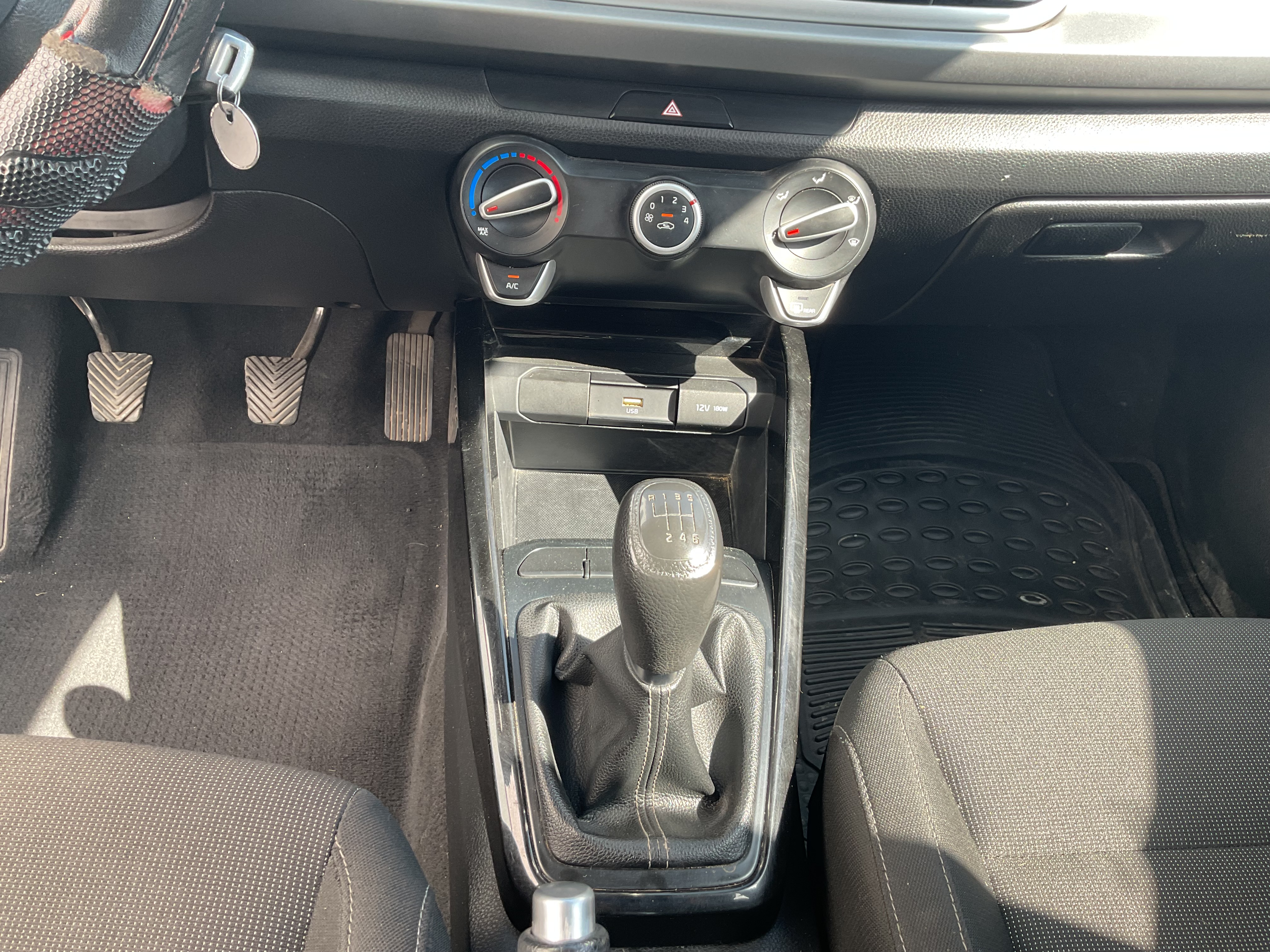 KIA KIA RIO SEDAN Interior 21