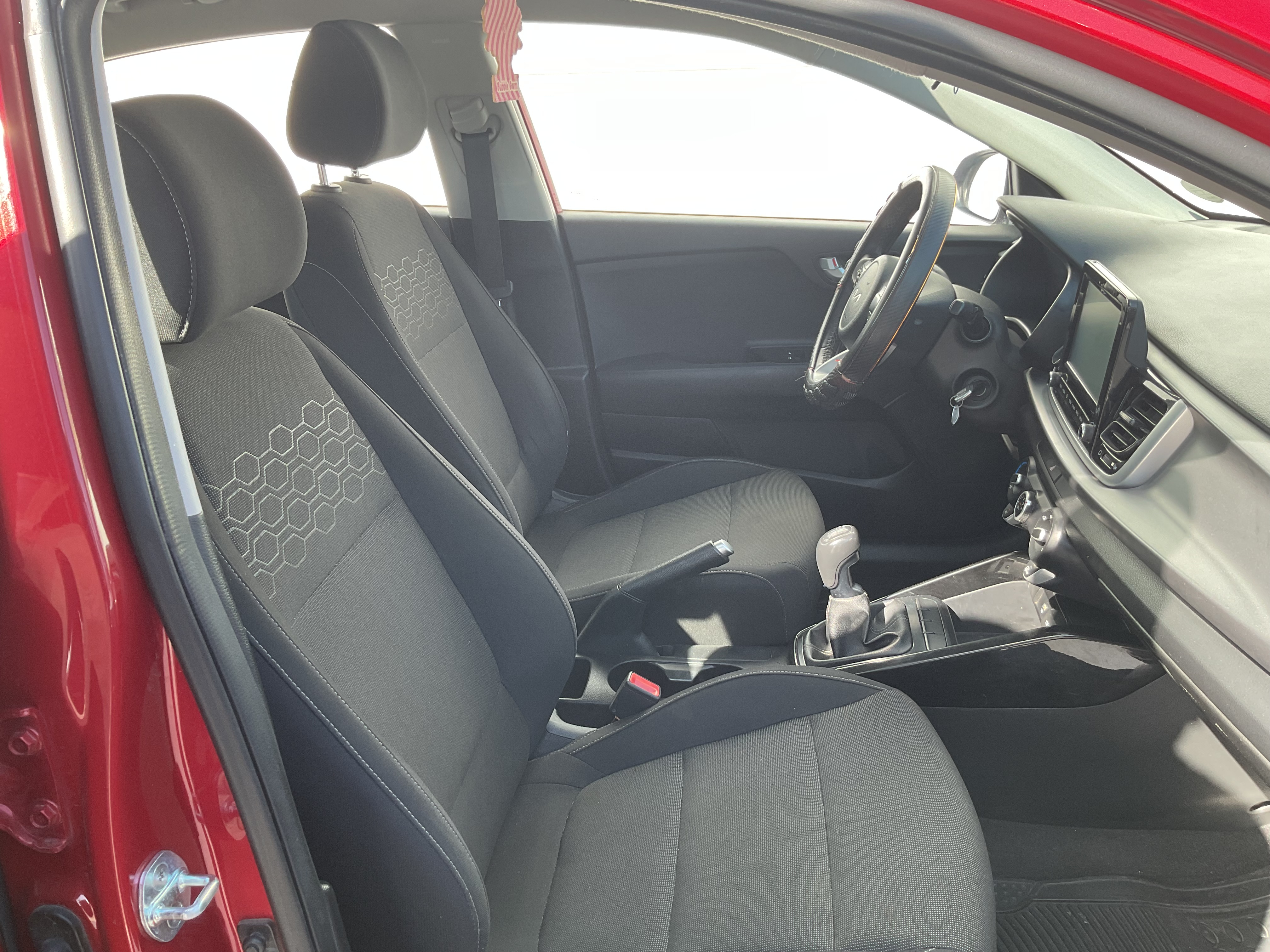 KIA KIA RIO SEDAN Lateral izquierdo 24