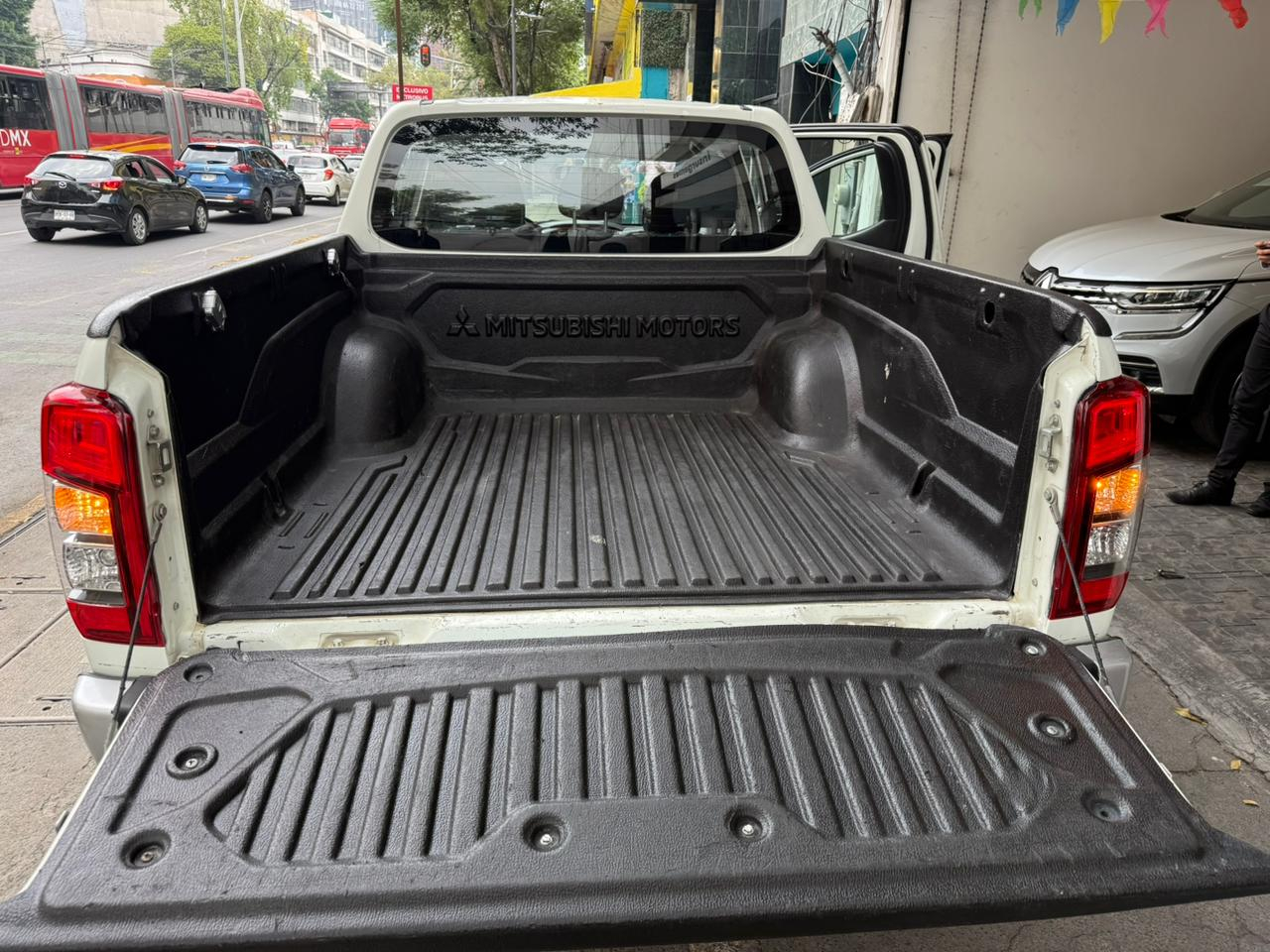 MITSUBISHI L200 Atrás 23