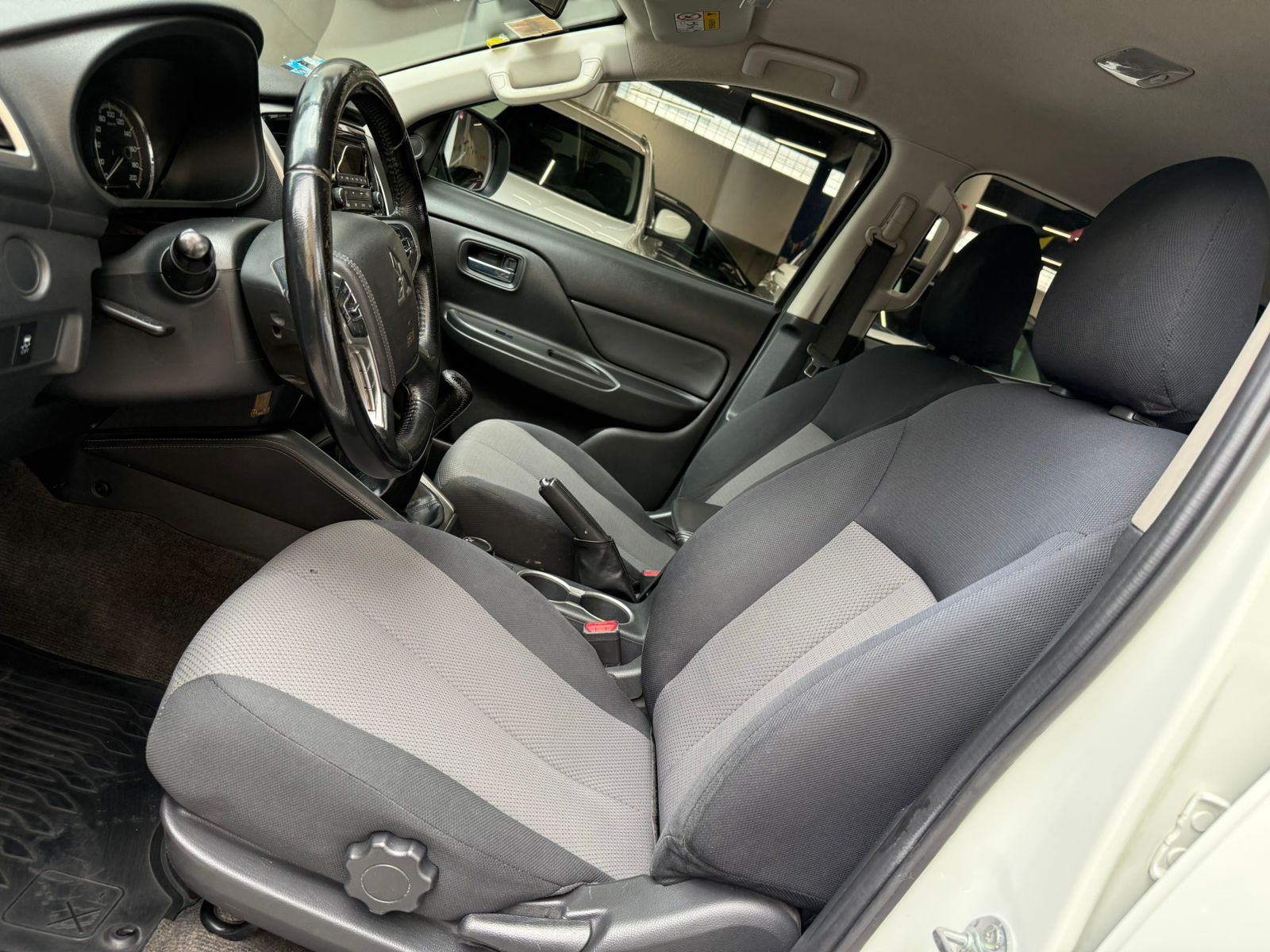 MITSUBISHI L200 Arriba 12