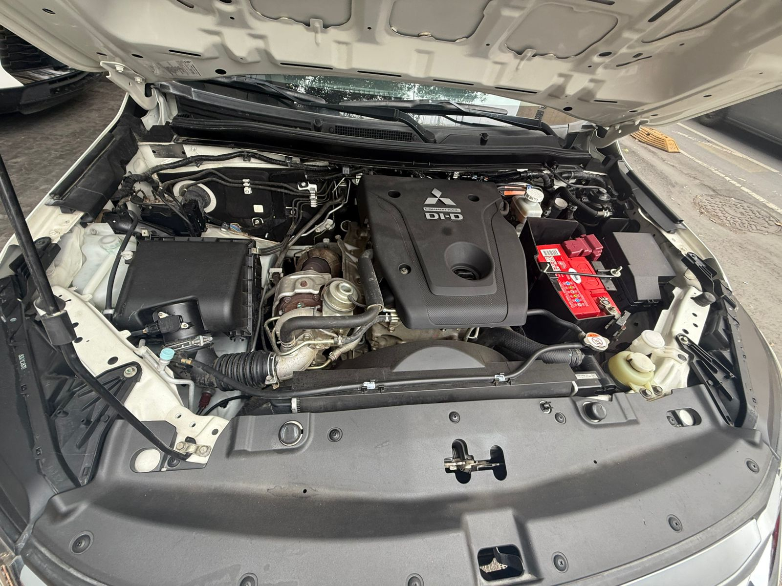 MITSUBISHI L200 Lateral derecho 14
