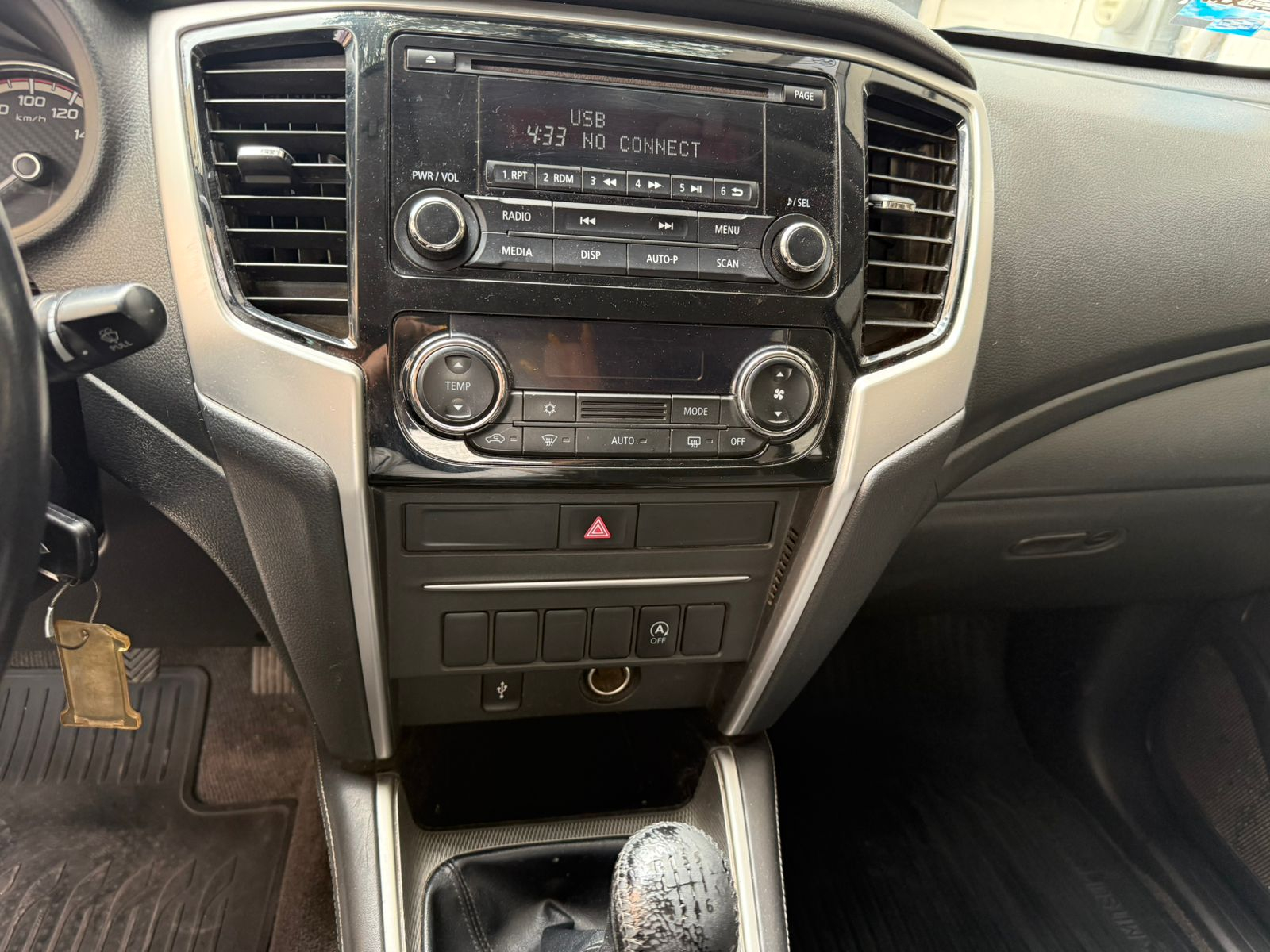 MITSUBISHI L200 Tablero 15
