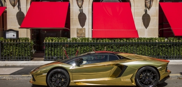 El Lamborghini de oro que roba la mirada de todos