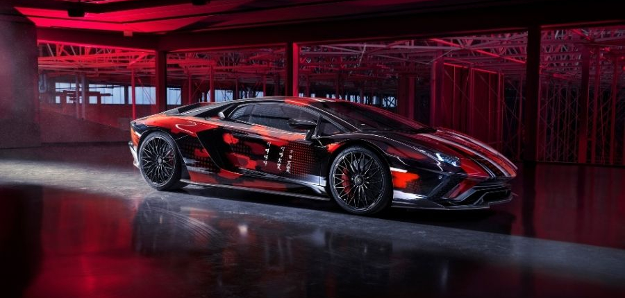 UN EXCLUSIVO LAMBORGHINI AVENTADOR S , SE VISTE A LA MODA