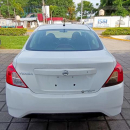 NISSAN VERSA Atrás 22
