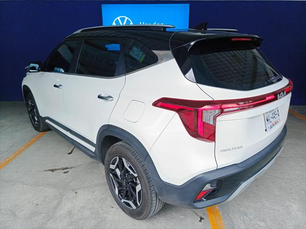 KIA SELTOS Lateral derecho 1