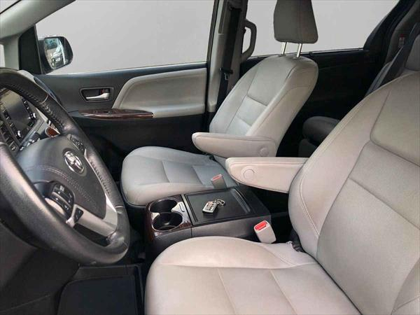 TOYOTA SIENNA Interior 14