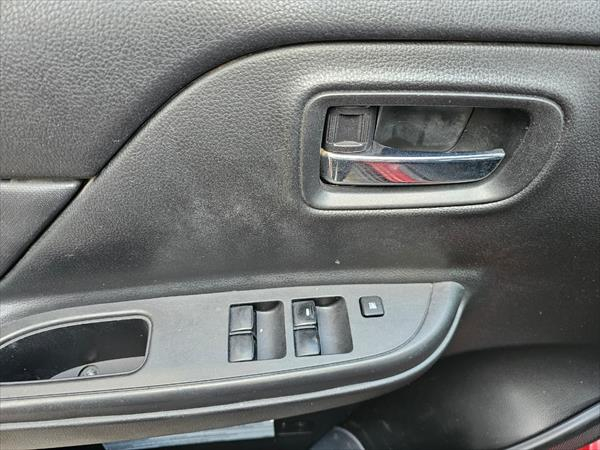 MITSUBISHI L200 Lateral izquierdo 14