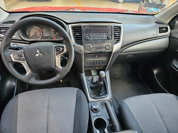 MITSUBISHI L200 Interior 7